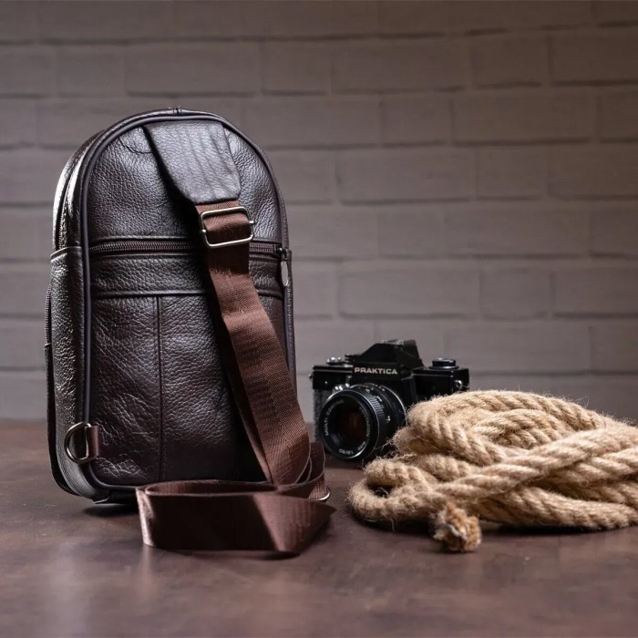 Стильна чоловіча шкіряна сумка слінг,середнього розміру з якісної італійської шкіри у фірмовій упаковці UG-23