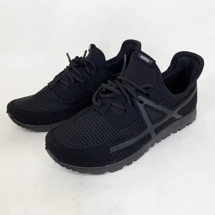 Літні кросівки чорного кольору з сітчастим верхом 44 розмір