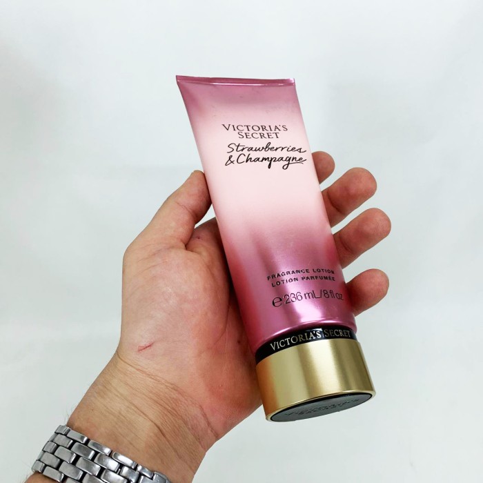 Лосьйон для тіла Victoria's Secret Strawberries Champagne 236 мл Original QE-41