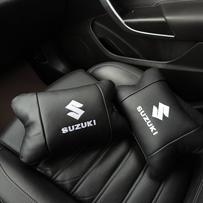 Набір шкіряних подушок Suzuki з вишивкою логотипу + брелок у подарунок для авто