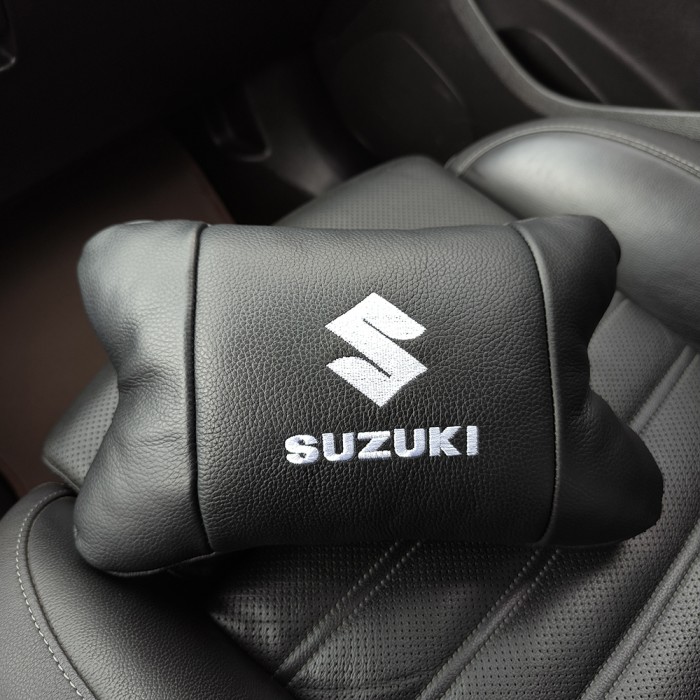 Набір шкіряних подушок Suzuki з вишивкою логотипу + брелок у подарунок для авто