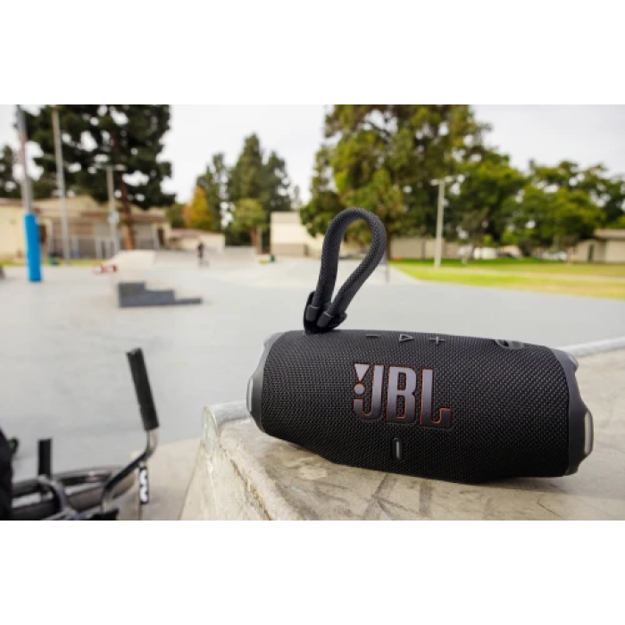 Портативна колонка JBL Charge 6 потужністю 45 Вт