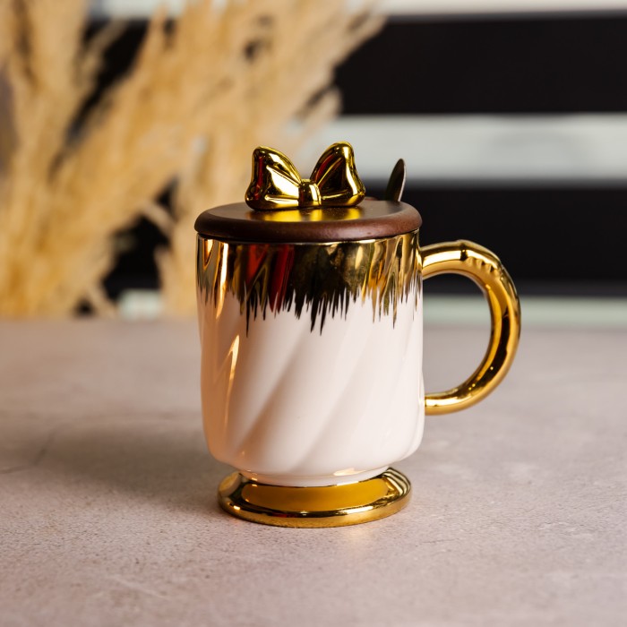 Новорічна порцелянова чашка «Золотий Вихор» 450 мл з кришкою і ложкою Yiwu FM-23D (60315)