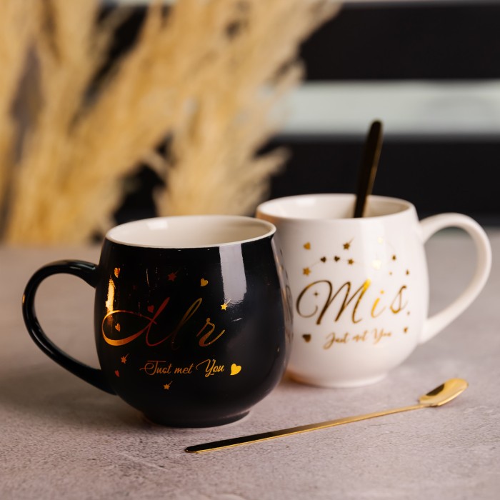 Набір парних порцелянових чашок Mr&Mis 2 (шт) по 350 (мл) чашки на подарунок з ложкою Чорний з білим FM-29 (72199)