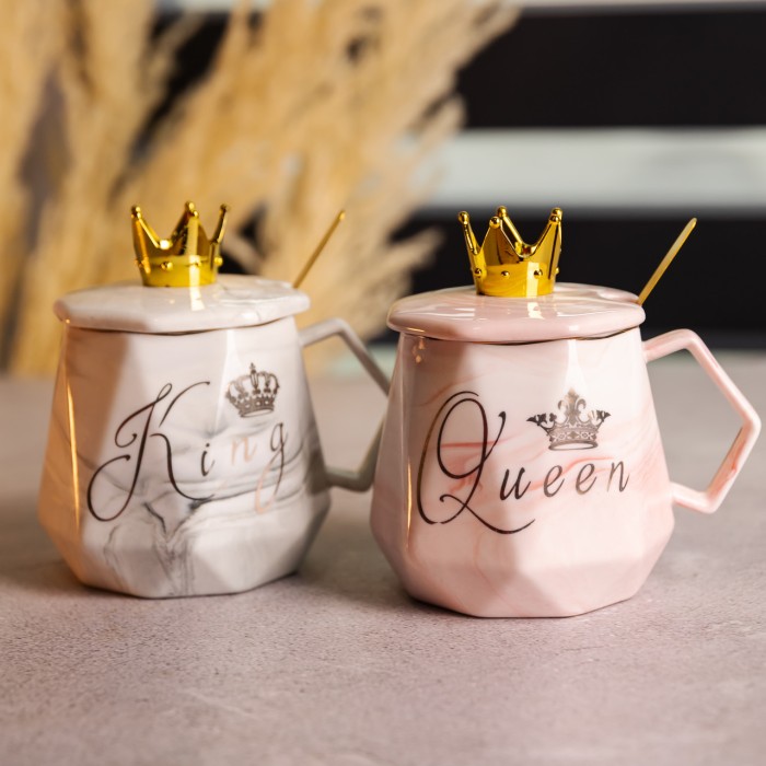 Набір парних порцелянових чашок Queen&King 2 (шт) по 400 (мл) чашки на подарунок із кришкою та ложкою FM-30 (20987)