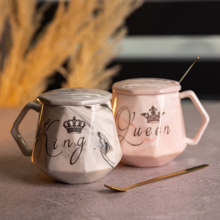 Набір парних порцелянових чашок Queen&King 2 (шт) по 400 (мл) чашки на подарунок із кришкою і ложкою Рожевий з блакитним FM-31 (54116)