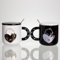 Набір парних порцелянових чашок із серцем 2 (шт) по 400 (мл) чашки на подарунок із кришкою та ложкою Чорний з білим FM-33 (83363)