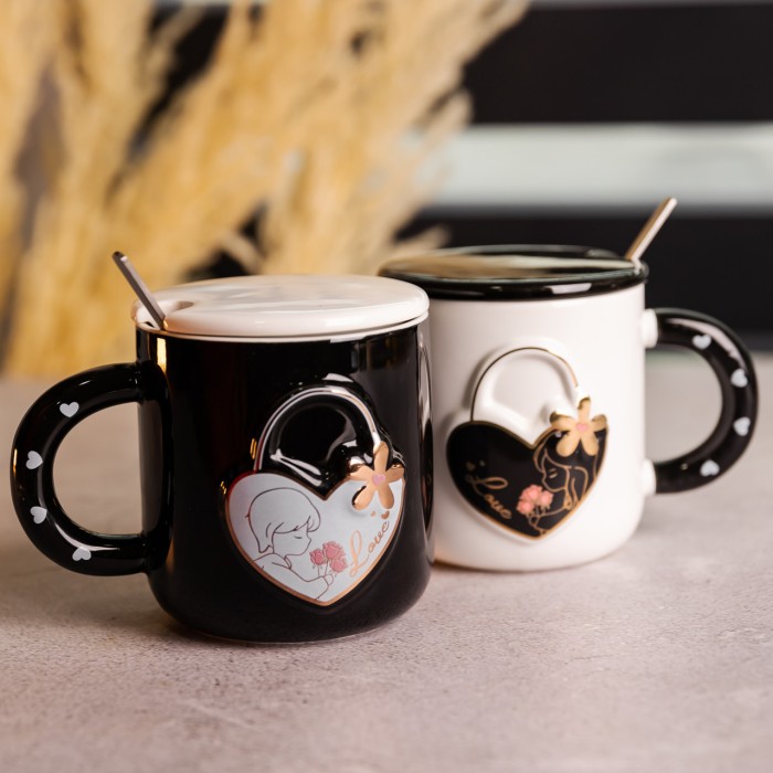 Набір парних порцелянових чашок із серцем 2 (шт) по 400 (мл) чашки на подарунок із кришкою та ложкою Чорний з білим FM-33 (83363)