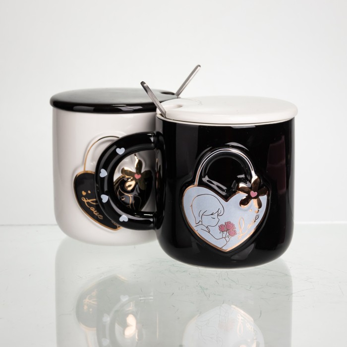 Набір парних порцелянових чашок із серцем 2 (шт) по 400 (мл) чашки на подарунок із кришкою та ложкою Чорний з білим FM-33 (83363)
