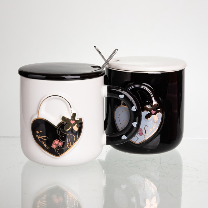 Набір парних порцелянових чашок із серцем 2 (шт) по 400 (мл) чашки на подарунок із кришкою та ложкою Чорний з білим FM-33 (83363)
