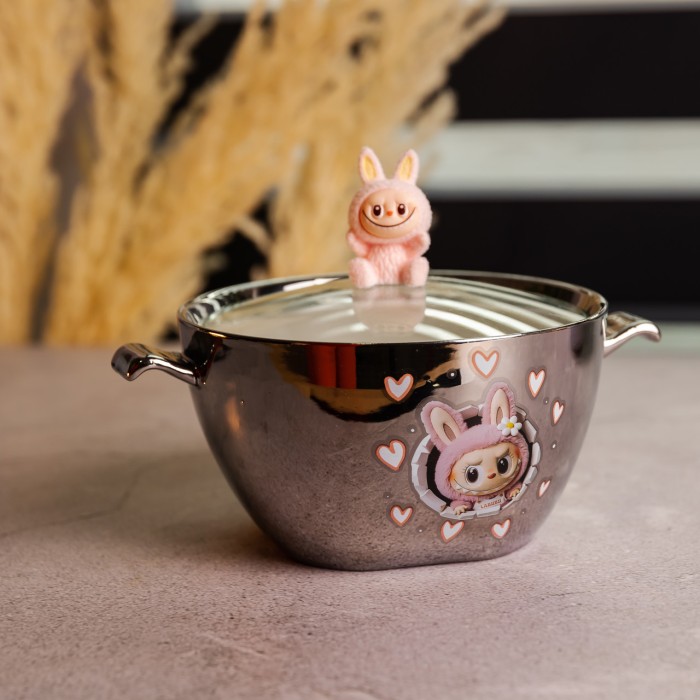 Бульйонниця порцелянова Labubu з кришкою та ручками 800 (мл) Ø15 (см) дитяча тарілка для супу та локшини Сріблястий з рожевим FM-34C (47536)