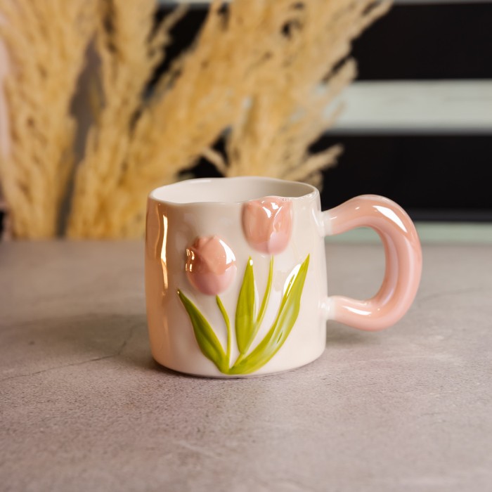 Новорічна порцелянова чашка для чаю та кави "Ніжний Тюльпан" з 3D-декором 400 мл, святкова кружка чашка на подарунок Рожевий FM-40A (74762)