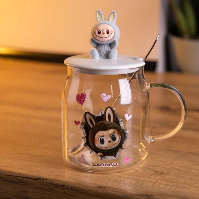 Новорічна велика скляна чашка "Лабубу" з кришкою та ложкою 600 мл, Святкова кружка чашка для дітей на подарунок Сірий FM-56A (18178)