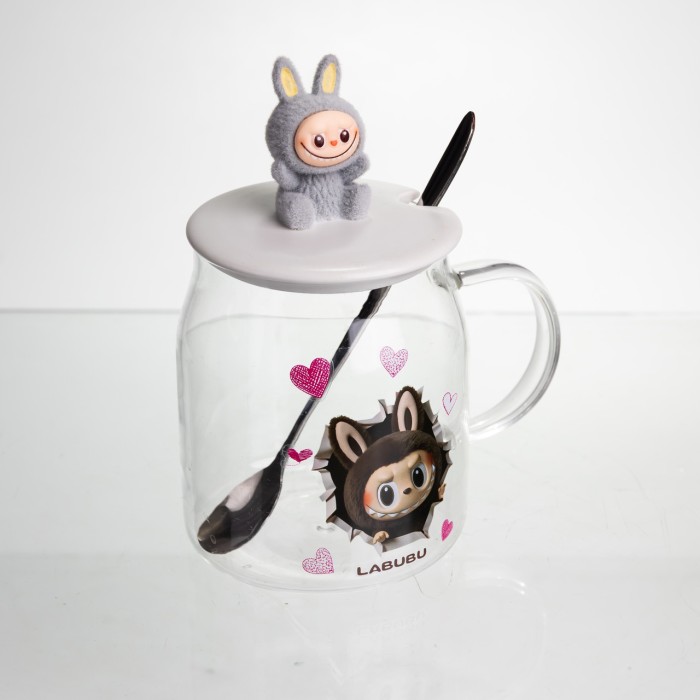 Новорічна велика скляна чашка "Лабубу" з кришкою та ложкою 600 мл, Святкова кружка чашка для дітей на подарунок Сірий FM-56A (18178)
