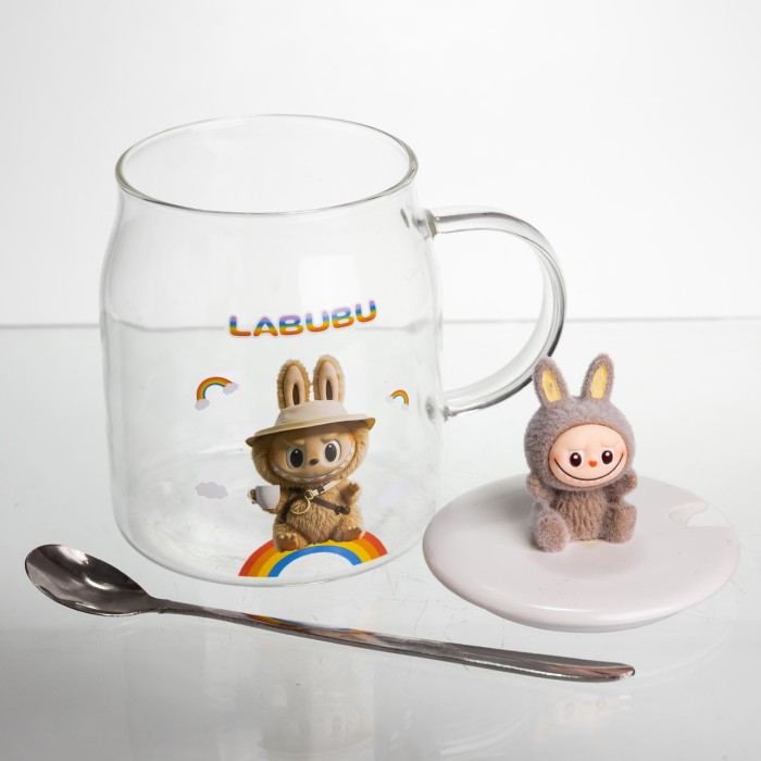Новорічна велика скляна чашка "Лабубу" з кришкою та ложкою 600 мл, Святкова кружка чашка для дітей на подарунок Коричневий FM-56C (66533)