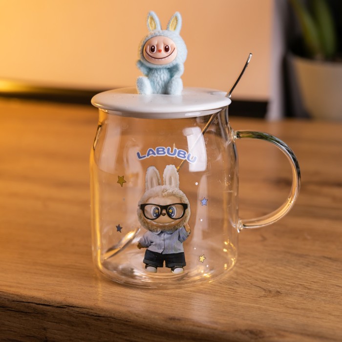 Новорічна велика скляна чашка "Лабубу" з кришкою та ложкою 600 мл, Святкова кружка чашка для дітей на подарунок Блакитний FM-56D (67026)